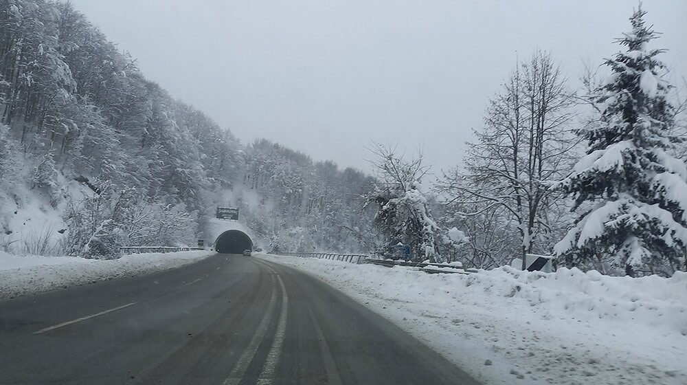 Stanje na putevima: Situacija se popravlja, ali je potreban oprez zbog snega i odrona na pojedinim saobraćajnicama 1