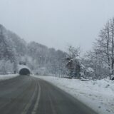 Stanje na putevima: Situacija se popravlja, ali je potreban oprez zbog snega i odrona na pojedinim saobraćajnicama 7