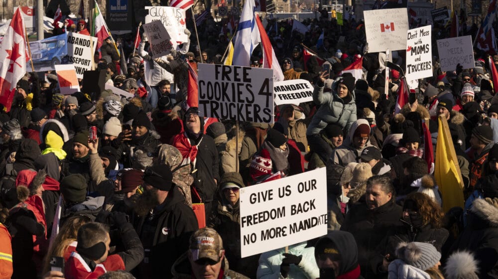 Hiljade ljudi u Kanadi demonstriralo protiv vakcinacije, maski i karantina (FOTO) 1