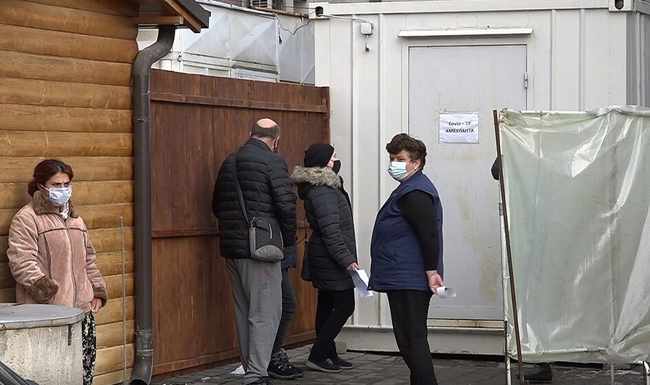 Gračanica: Gužve ispred kovid ambulanti, nedovoljno testova 1
