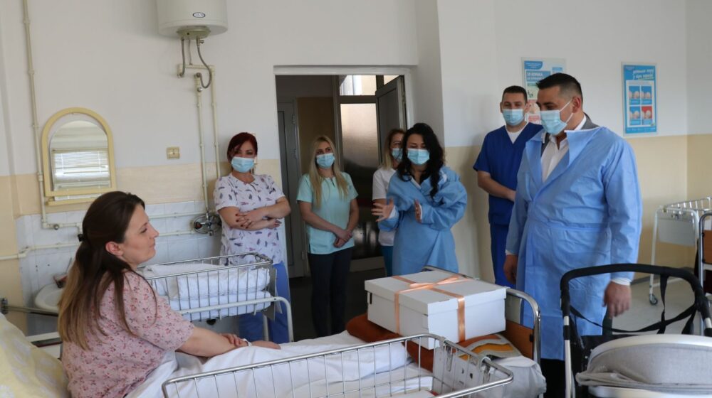 Kancelarija za KiM: Sto hiljada dinara prvrođenim bebama u Kosovskoj Mitrovici i Prištini 1