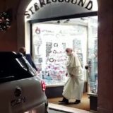 Papa u iznenadnoj poseti prodavnici diskova i ploča u Rimu 6