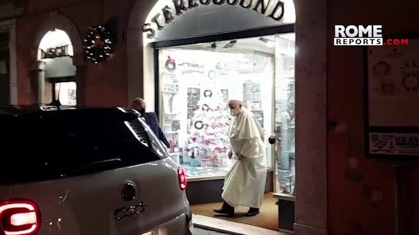 Papa u iznenadnoj poseti prodavnici diskova i ploča u Rimu 1