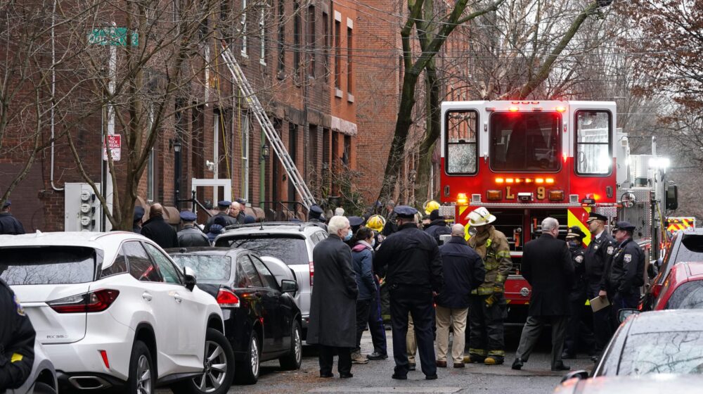 Trinaest mrtvih, uključujući sedmoro dece u požaru u kući u Filadelfiji u SAD 1