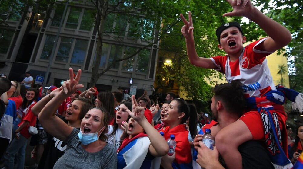 Počelo okupljanje ispred zgrade gde boravi Novak, policija sprejevima krenula na ljude 1