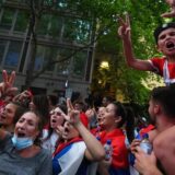 Počelo okupljanje ispred zgrade gde boravi Novak, policija sprejevima krenula na ljude 10