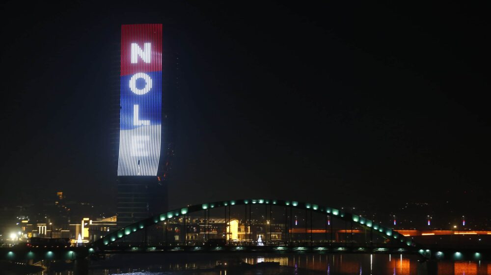 Poruke podrške Đokoviću na kuli u West 65 i Kuli Beograd 1