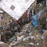 “UNPROFOR-ci su snimali dok su se žena i deca borili za komade hrane iz njihovog smeća” 13