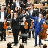 Minhenski filharmoničari sa dirigentkinjom Gidre Šlekite i violončelistom Gotjeom Kapisonom 3