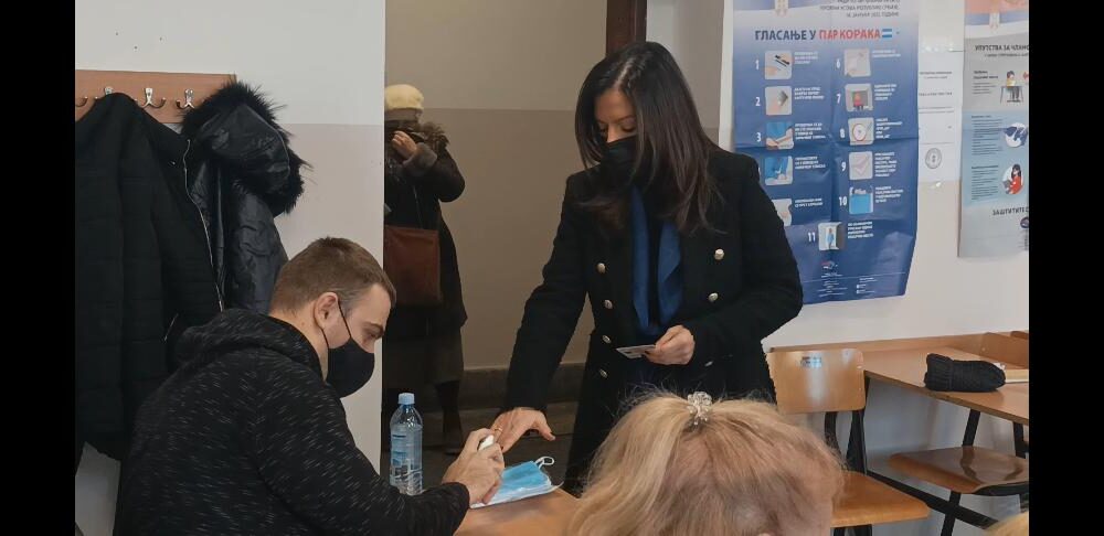 Marija Obradović "potapšala" kutiju 1