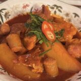 Vojvođanska gastronomija: Krompir paprikaš sa slaninom i kobasicom se ne preskače (RECEPT) 6