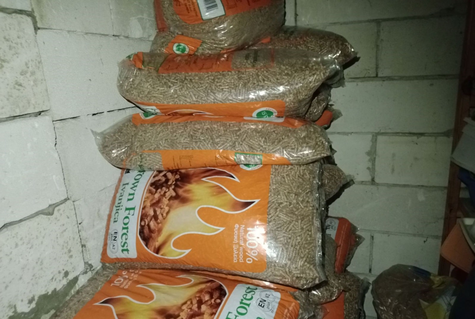 U Subotici, Novom Sadu, Zrenjaninu, Nišu, Majdanpeku, Užicu, Vranju, Novom Pazaru i Kragujevcu ugalj i ogrevno drvo se prodaju u vrećama 3