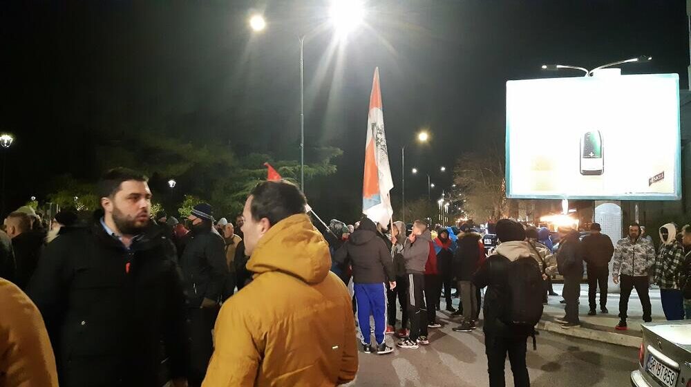 Protest ispred RTCG, skandiraju "Uzeo si pare, Dritane", Abazović demantovao da će ići sa DPS-om 1