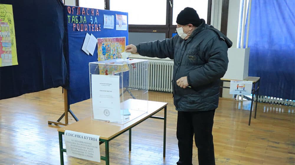 U Kragujevcu do 18 sati na referendum izašlo 19,18 odsto glasača 1