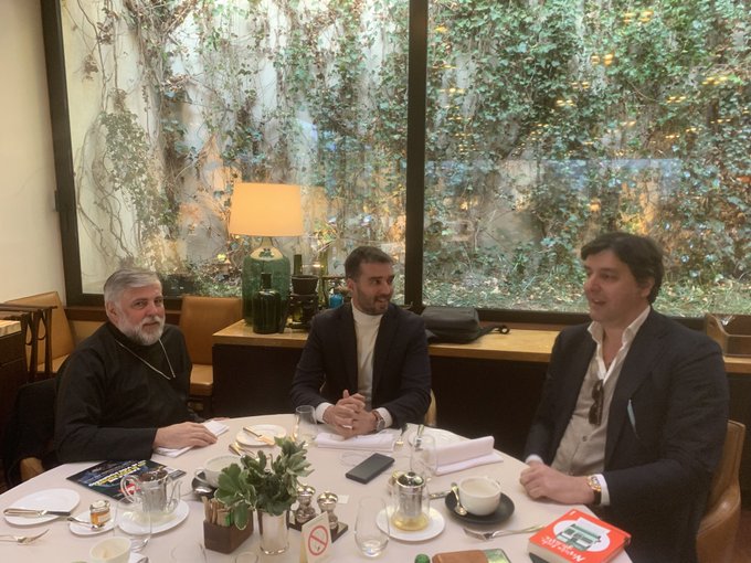 Savo Manojlović sa vladikom Grigorijem i Dejanom Bodirogom 1