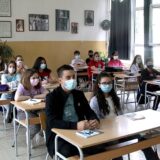 Štrajk u 38 škola u Nišu, stotinak prosvetara otišlo na protest u Beograd 3