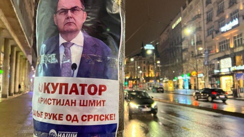 U Beogradu "Naši" lepili plakate protiv Kristijana Šmita 1