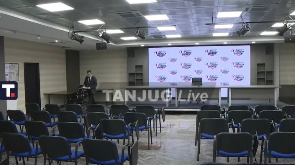 Snimak Orlića kako priča sa praznim stolicama: SNS demantuje da nije bilo nikoga na konferenciji 1