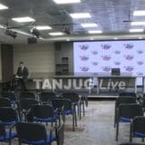 Snimak Orlića kako priča sa praznim stolicama: SNS demantuje da nije bilo nikoga na konferenciji 8