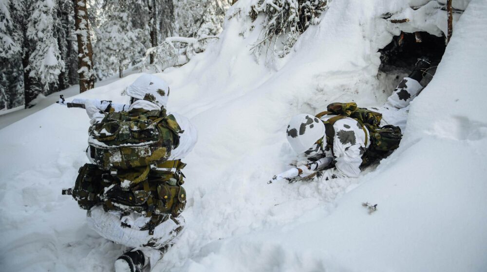 Obuka vojnika na služenju vojnog roka u 63. padobranskoj brigadi u zimskim uslovima 1