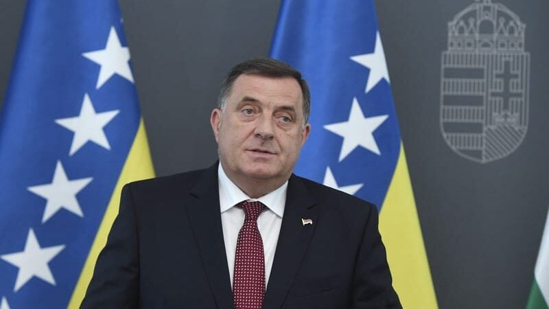 Dodik saslušan zbog kupovine vile na Dedinju, novinarima pokazao srednji prst (VIDEO) 1