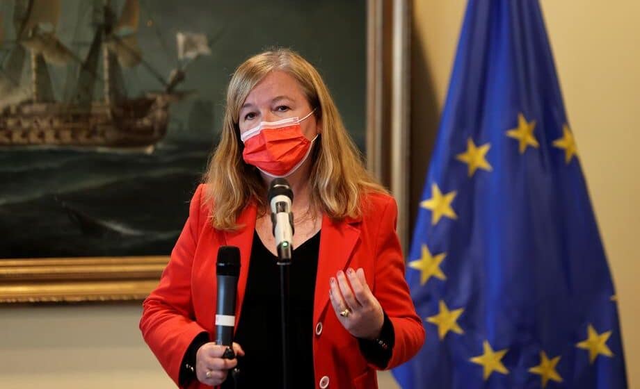 Natali Loazo: Da li je Marin Le Pen birala ko će na noge Dodiku? 1