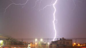 Hitna pomoć prevezla je u bolnicu dvojicu muškaraca povređenih u udaru gromu na stadionu u naselju Klupci u Loznici, saznaje RTS.