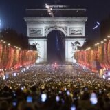 Francuzi zapalili manji broj automobila u novogodišnjoj noći, u odnosu na pre pandemije 10