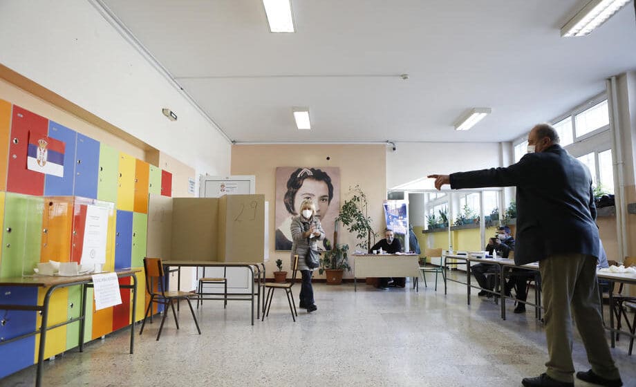 CRTA: Na biračkim mestima prisutan veliki broj neovlašćenih lica, pretili posmatračima 1