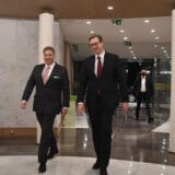Srbija nije stvorila moćne saveznike, slanje već odlagano: Hoće li Vučić ostati pri zahtevu Kforu posle sastanaka sa Eskobarom? 14