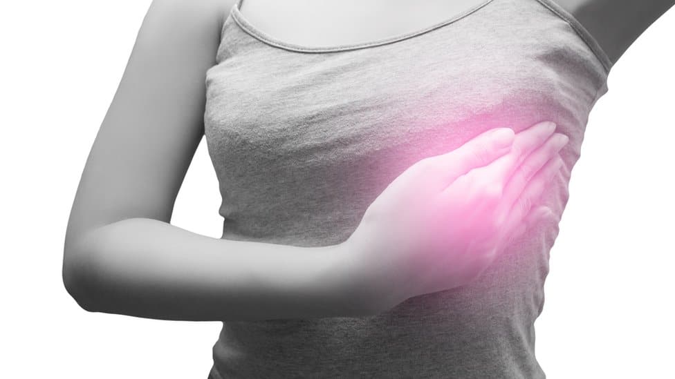 Karcinom i zdravlje: Kako saopštiti i prihvatiti dijagnozu raka 3 Woman holding breast