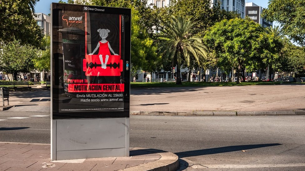 Zdravlje žena: Šta je „sakaćenje ženskih genitalija“, gde se radi i zbog čega 2 A poster of the campaign against female genital mutilation is seen in Barcelona.