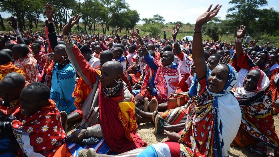 Zdravlje žena: Šta je „sakaćenje ženskih genitalija“, gde se radi i zbog čega 4 Kenyan Maasai women raise their hands as they gather during a meeting dedicated to the practice of female genital mutilation on June 12, 2014, in Enkorika, Kajiado, 75km from Nairobi.