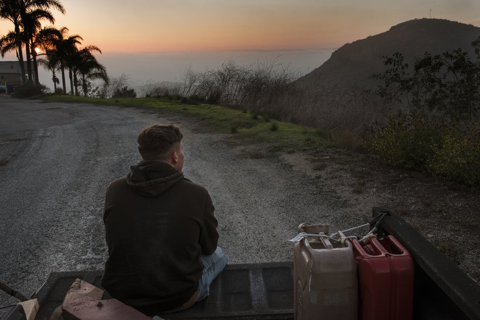 Amerika, samoubistva i sveprisutno oružje: Malo poznata epidemija američkog problema sa oružjem 10 Kase Dietrich sits on the tailgate of Brayden's 91 Chevy pickup, near Oceanside, LA