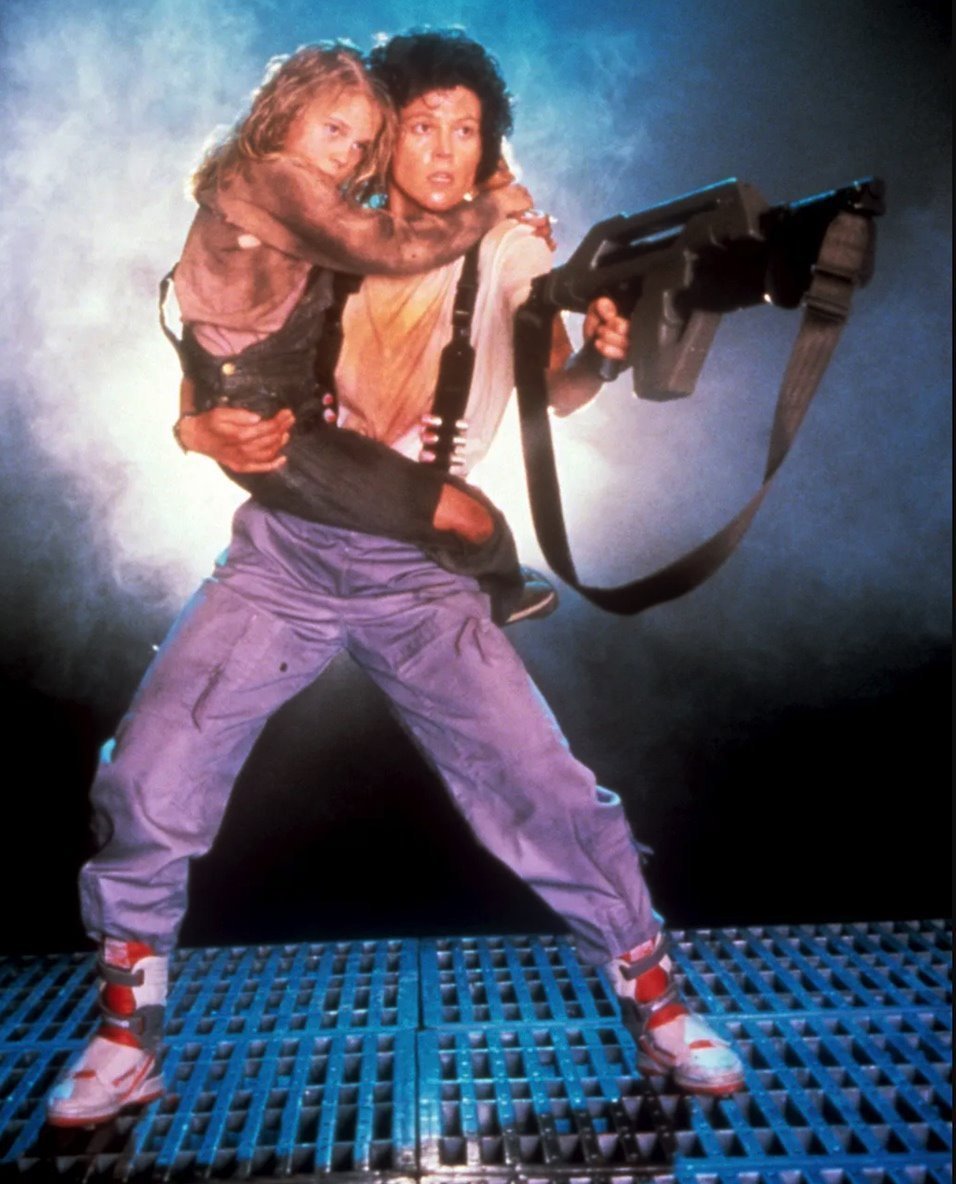 Tokom proteklih decenija, kultura patika se mogla videti u brojnim filmovima, a jedan od primera je i naučnofantastična heorina filma Tuđini (Sigurni Viver), koja nosi model „Alien Stomper" bez pertli