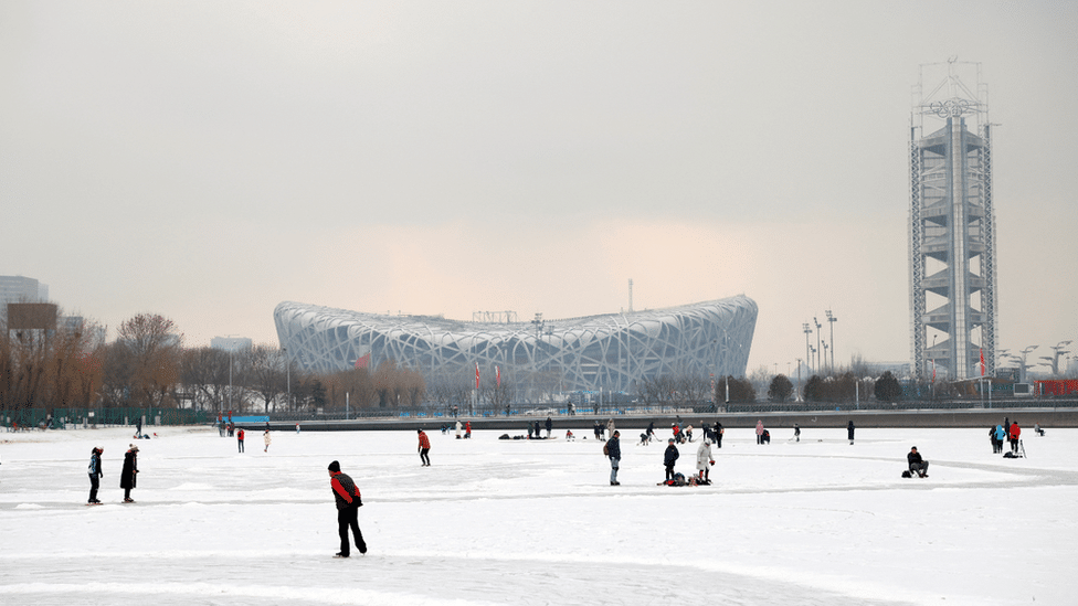 Peking 2022. i 2008: Dve Olimpijade i dve veoma drugačije Kine 4 People skate on the frozen canal in front of the Birds Nest national stadium in Beijing in January 2022