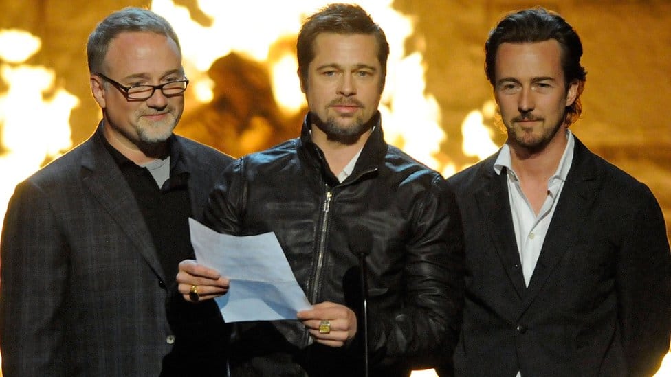 Kina i film: Ponovo dostupna originalna verzija Borilačkog kluba u Kini posle cenzure 2 Director David Fincher with actors Brad Pitt and Ed Norton at a 2009 awards ceremony