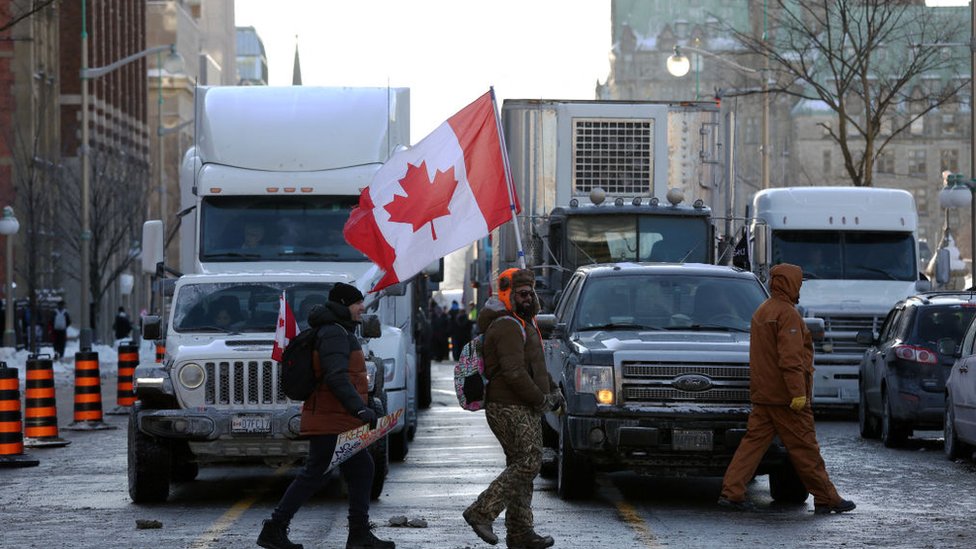 Korona virus. Kanada i Francuska: Vlasti u Parizu zabranile Konvoj slobode, vanredno stanje u kanadskoj pokrajini Ontario 11 Supporters of the "Freedom Convoy" protesting against Covid-19 vaccine mandates and restrictions in front of the Parliament of Canada