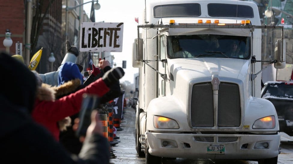 Korona virus, protesti i Kanada: „Psihološki rat" - u Otavi vanredno stanje, sudija naredio kamiondžijama da prestanu da trube 1 Supporters of the Freedom Convoy protest against Covid-19 vaccine mandates and restrictions in front of Parliament of Canada