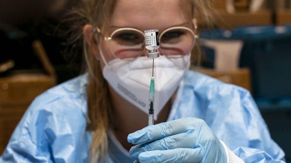 Korona virus, vakcine i Austrija: Zakon o obaveznoj vakcinaciji stupio na snagu 1 A nurse fills syringes with the Pfizer-BioNTech vaccine during a mass vaccination drive at SZentrum on 11 March 2021
