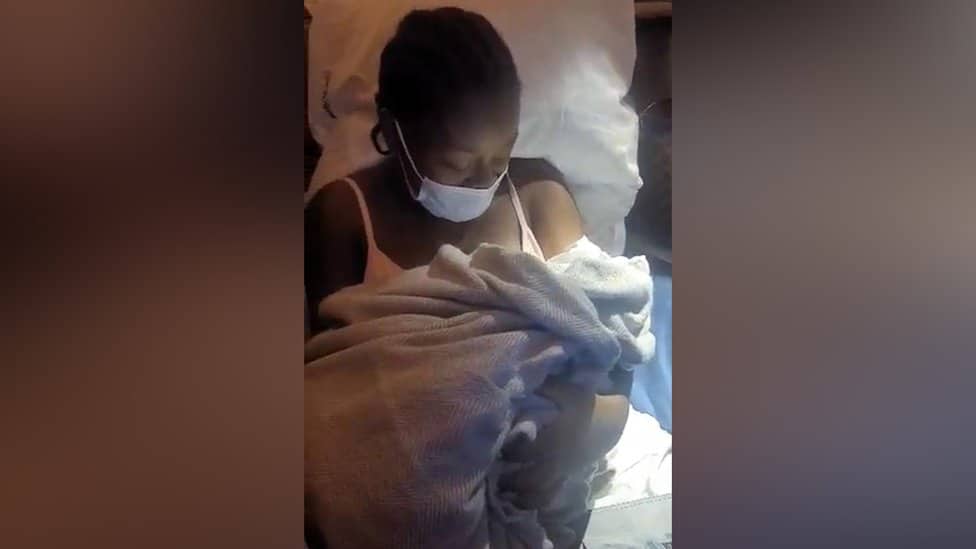 Dži Dži i njen novorođeni sin