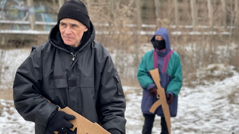 Ukrajinska kriza: „Rusija nas neće napasti, jer su nam zapadni saveznici dali oružje" 2 Vasyl (left) carries a wooden gun