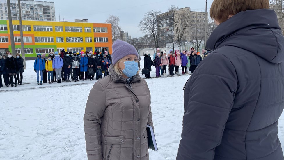 Ukrajinska kriza: „Rusija nas neće napasti, jer su nam zapadni saveznici dali oružje" 3 A school practises an air raid drill