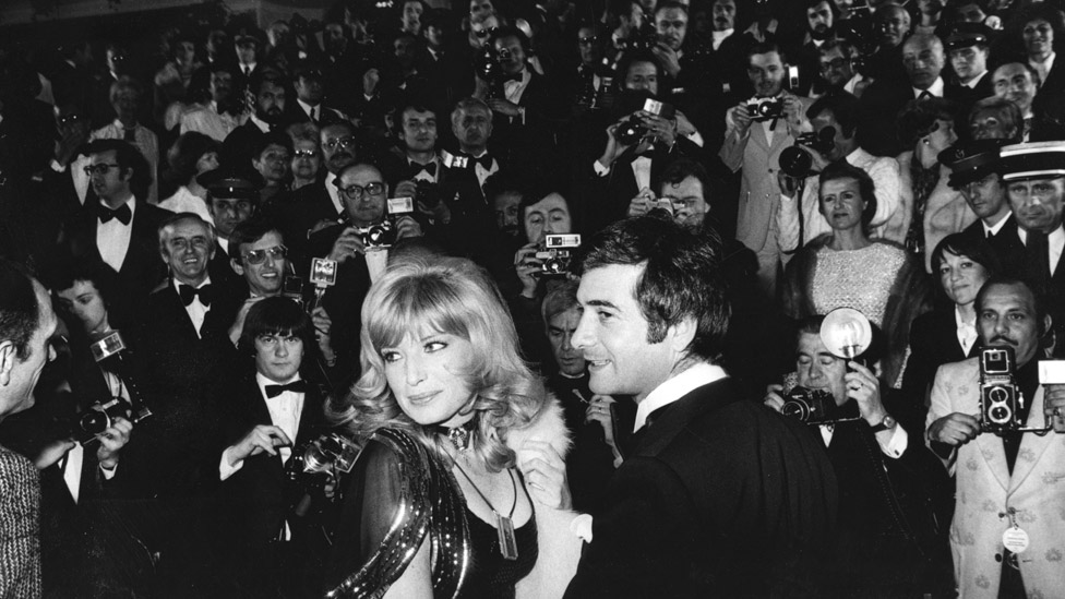 Film i Italija: Kraljica italijanskog filma Monika Viti preminula u 90. godini 3 Monica Vitti and Jean-Claude Brialy surrounded by photographers at the Cannes Film Festival in 1974