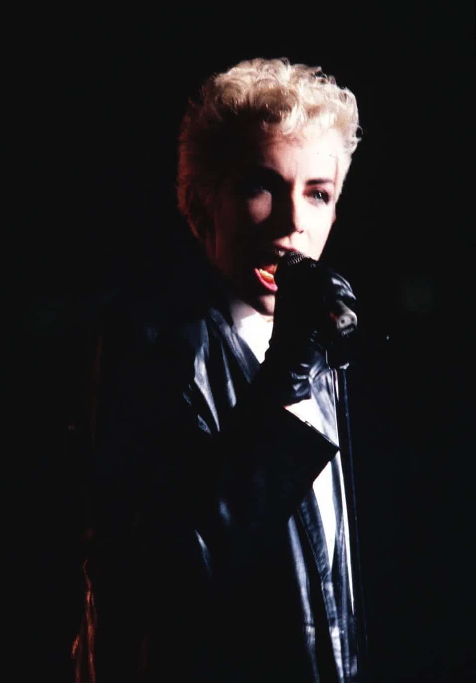 Muzika: Legendarni duo Juritmiks - bili su ispred svog vremena 4 Lenoks je izjavila za Gardijan: „Pokušavala sam da se ponašam drugačije u odnosu na klišee koji su se odnosili na pevačice. Želela sam da budem jaka poput muškarca".