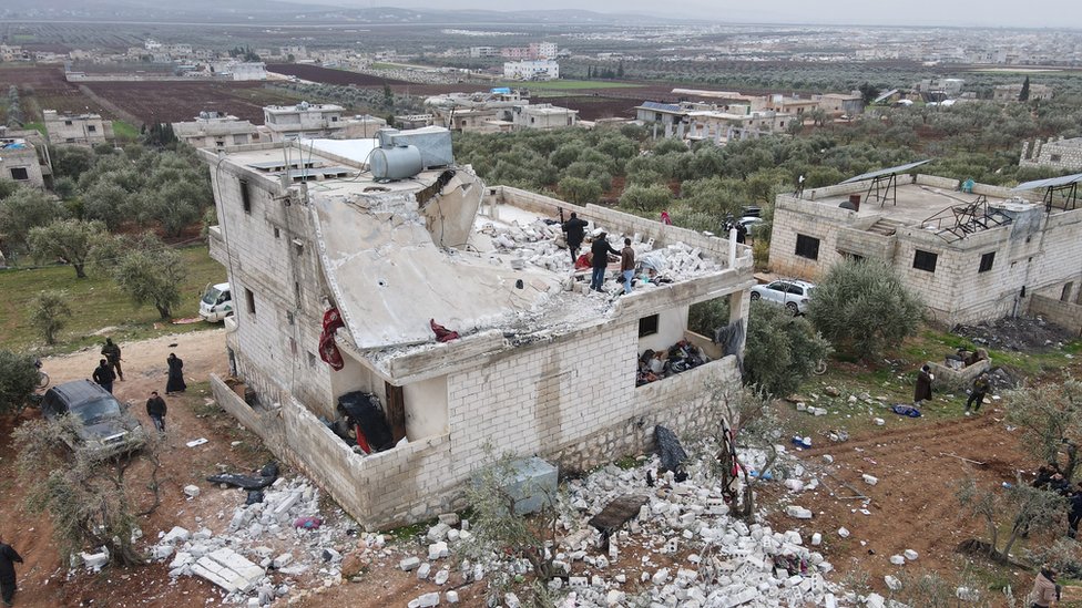 Islamska država i SAD: Lider islamista „uklonjen sa bojnog polja" tokom vojnog napada, kaže Bajden 1 A damaged building is seen after a US special forces raid in Atmeh, Syria (3 February 2022)