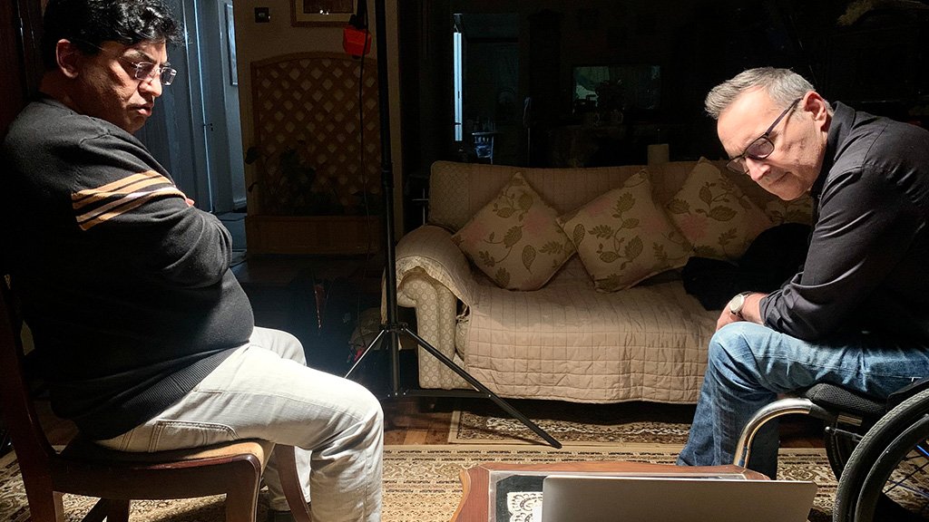 Migranti i Velika Britanija: Testovi iz engleskog jezika koji su uništili hiljade života 7 Shakil Rathore and Richard Watson listen back to the recording of Shakil's test