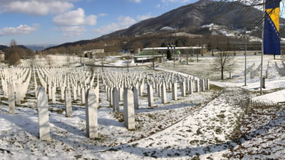 Balkan i politika: Bosna i Hercegovina strepi od povratka duha nacionalizma 9 Graves at Srebrenica
