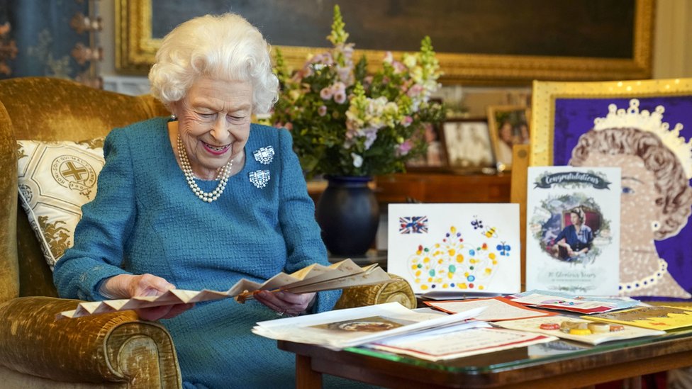 Kraljevska porodica i platinasti jubilej: Počelo obeležavanje 70 godina vladavine kraljice Elizabete Druge 5 The Queen looks at a fan, surrounded by memorabilia from her jubilees