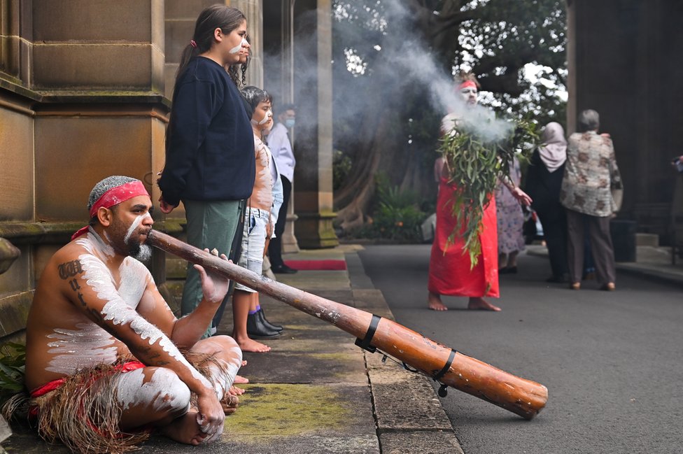 Kraljevska porodica i platinasti jubilej: Počelo obeležavanje 70 godina vladavine kraljice Elizabete Druge 7 Celebrations of the accession in Sydney, Australia, including an Aboriginal smoking ceremony and man playing a didgeridoo